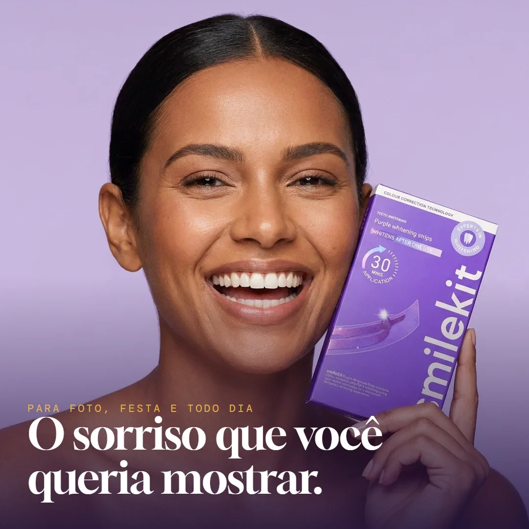 Mulher sorrindo com a caixa do Ultra Violeta 2.0